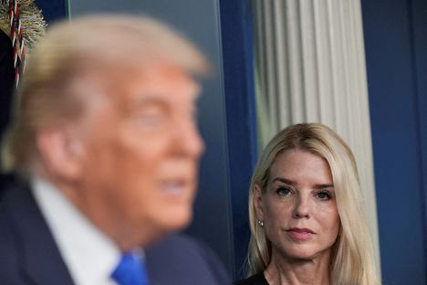 Yhdysvaltain oikeusministeri Pam Bondi kuunteli, kun presidentti Donald Trump puhui medialle viime kesäkuussa.