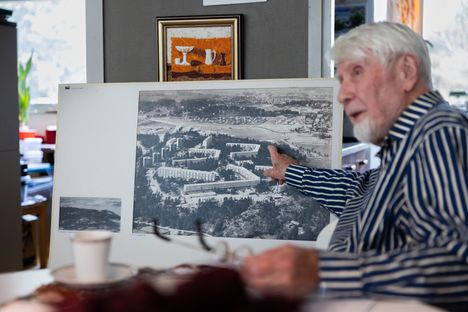 Sulo Savolainen esitteli vuonna 2023 HS:n haastattelussa Pihlajamäestä vuonna 1964 otettua ilmakuvaa. Hän muutti lähiöön vuonna 1963 ja asui siellä yli 60 vuotta.