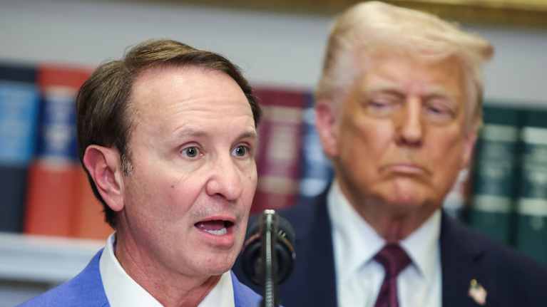 Louisianan kuvernööri Jeff Landry puhuu presidentti Donald Trumpin näkyessä taustalla.