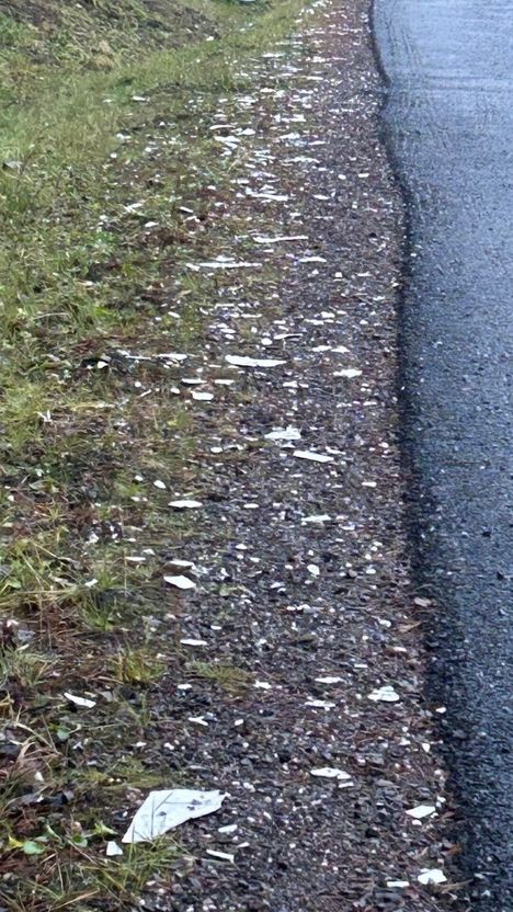 Maalisilppua on molemmin puolin väylää Ali-Huikkaantien ja Alasenjärvenrannan alikulun välillä.