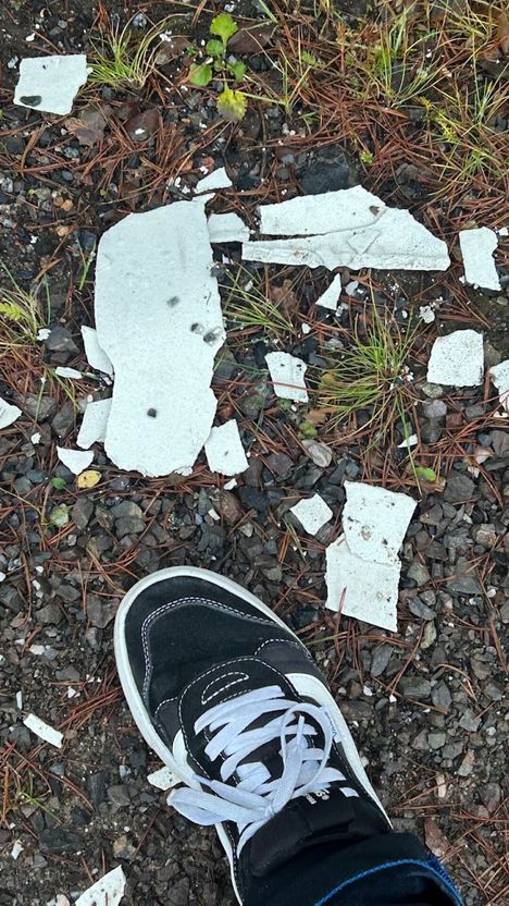 Palaset olivat elastista muovimaista materiaalia ja noin 1–3 millimetrin paksuisia.