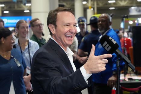 Landry esiintyi helmikuussa radiovierailun Super Bowlin mediakeskuksessa.