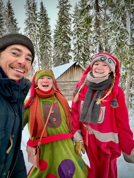 Iloiset tontut ihmetyttävät Simon Reeveä.