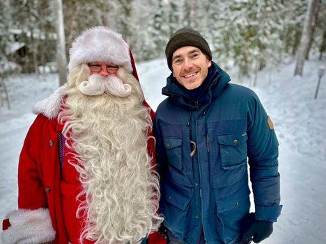 Simon Reeve tapaa myös itse joulupukin.