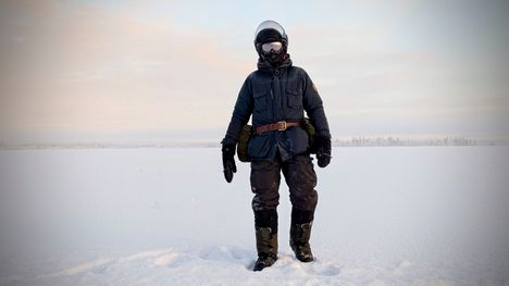 Simon Reeve pukeutuu itse useisiin vaatekerroksiin, mutta suomalaisten selviytymistaidot pakkasessa eivät silti lakkaa hämmästyttämästä häntä.