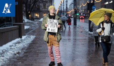 Uusiseelantilainen taiteilija Leo Stirling on tullut maailman toiselta puolelta Tampereelle jakamaan kiitollisuutta