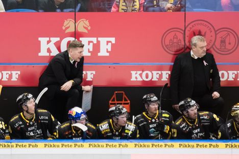 Petri Karjalainen (vas.) ei ole kovista odotuksista huolimatta onnistunut pysäyttämään Kärppien syöksykierrettä.