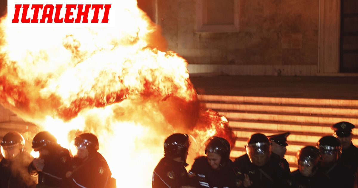 Nato-maassa korruptioprotesteja – Polttopulloja heitetty pääministerin toimistolla