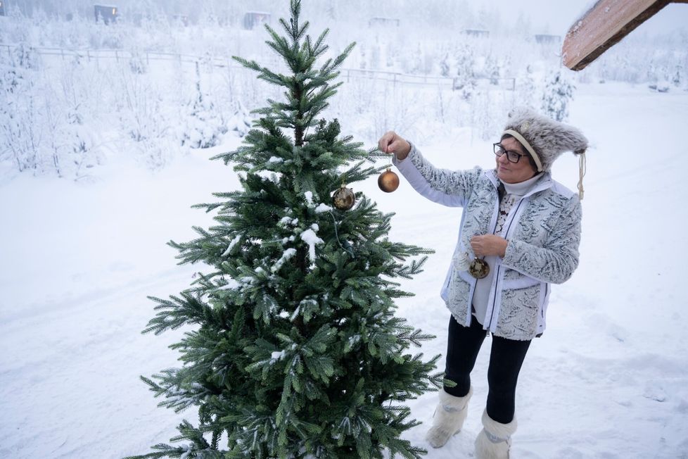 Päivi ja Pekka Riipinen olivat tutustuneet jo lapsina. Heidän vanhempansa olivat tuttuja keskenään. -Ihastuin Pekassa kaikkeen. Olemme pieninä hypelleet heinäladossa yhdessä, Päivi kuvailee lapsuuttaan Pekan kanssa.