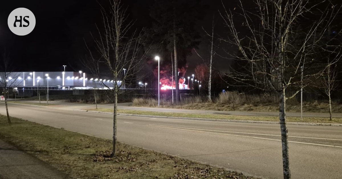 Neljä ajoneuvoyhdistelmää roihusi Lidlin pihalla