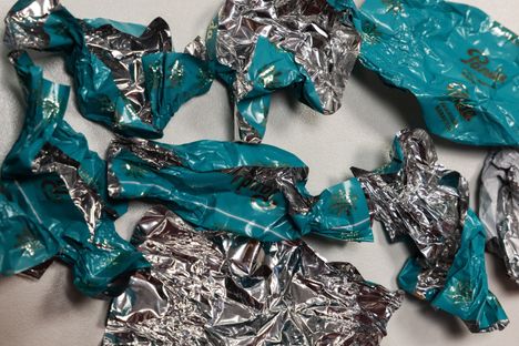 Konvehtien käärepaperit voivat olla muovia, alumiinia tai paperia – ja kuulua täten joko muovipakkaus- , metallin- tai kartonginkeräykseen. Konvehtirasioiden pahviosat kuuluvat kartonkikeräykseen.