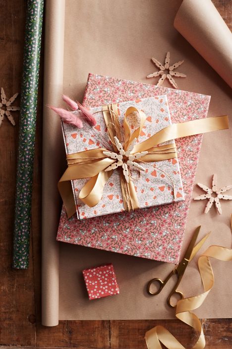 Siististi avattuja lahjapapereita, nauharuusukkeita ja lahjanauhoja on helppo hyödyntää uudelleen. Lahjoja paketoidessa kannattaa mahdollisuuksien mukaan suosia ekologisesti kestäviä tapoja. Paketin voi kääriä esimerkiksi sanomalehteen.