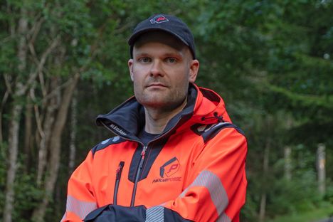 Yli 10 vuotta jätehuollon parissa työskennellyt Aki Pouta on nähnyt, millä tolalla suomalaisten kierrätystaidot ovat. Jouluisin muutama lajitteluvirhe tapaa toistua.