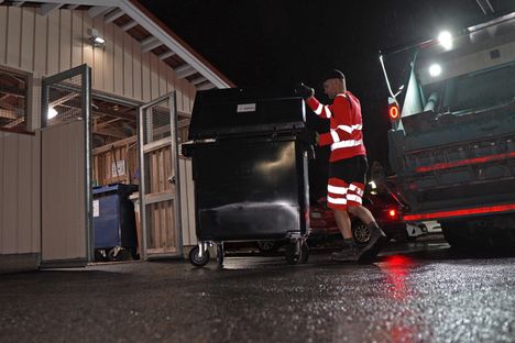 Ihanteellinen talvisää roskakuskin näkökulmasta on aurinkoinen, lumeton ja kuiva sää. "Jos on lunta, niin mieluummin ohut kerros. Jos jouluna tulee paljon lunta, työ on raskasta ja irtoroskat saattavat hautautua lumen alle."