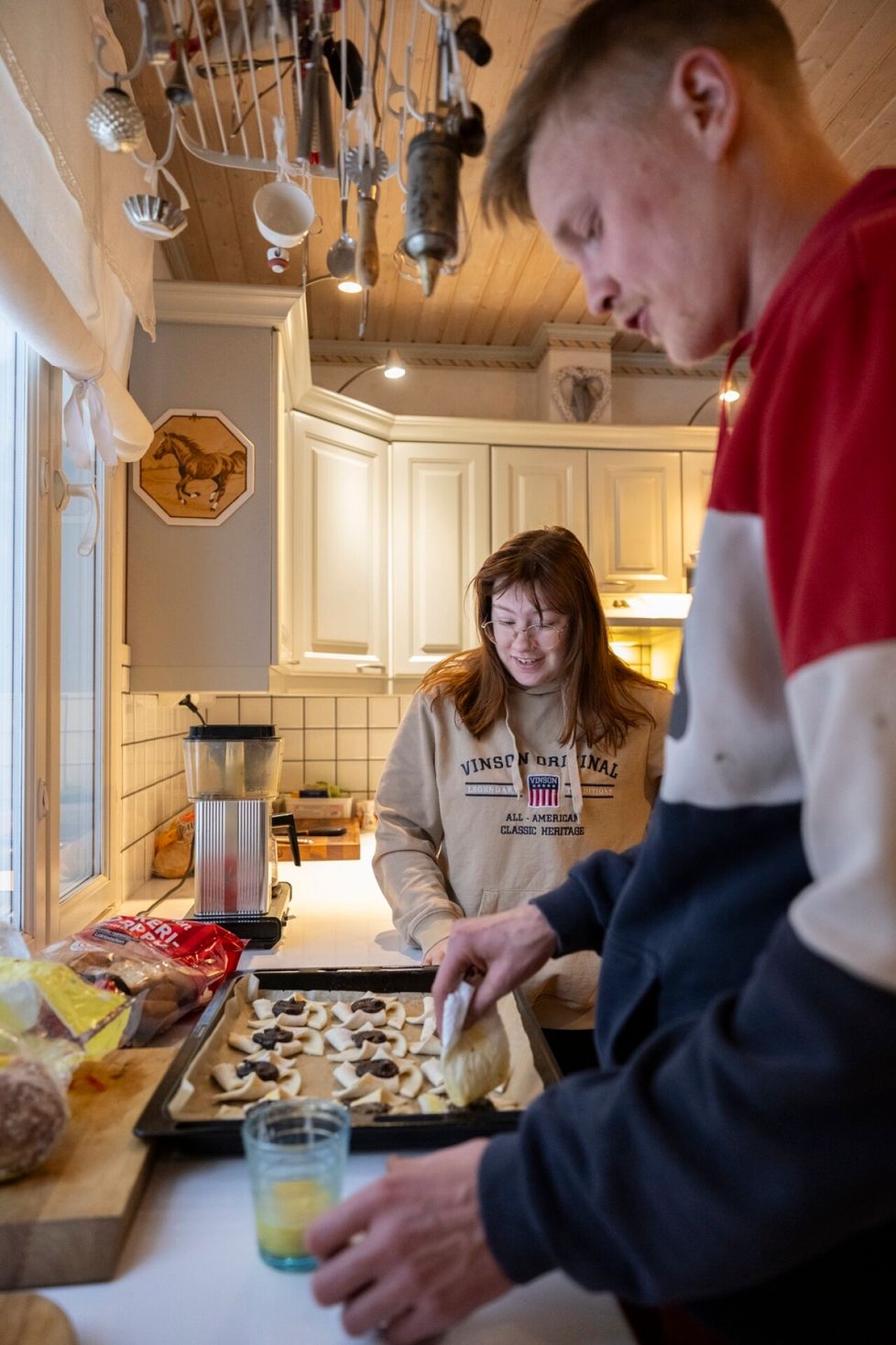 Pari aloitti joulun tunnelmaan virittäytymisen jo hyvissä ajoin. Marraskuussa leivottiin joulutorttuja ja tuotiin tekokuusi taloon.