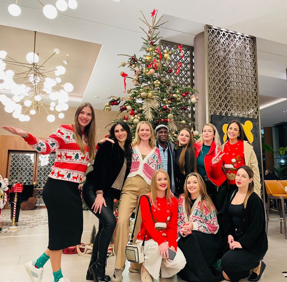 – Dubaissa joulu ei ole pyhä ja lentoemännille voi sattua työvuoro, Anni Uusivirta (vas.) sanoo.