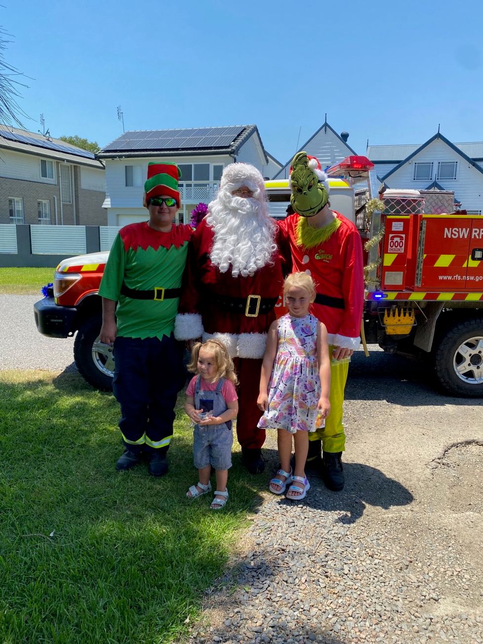 Joulupukki apureineen kävi tervehtimässä lapsia jo ennen joulua.