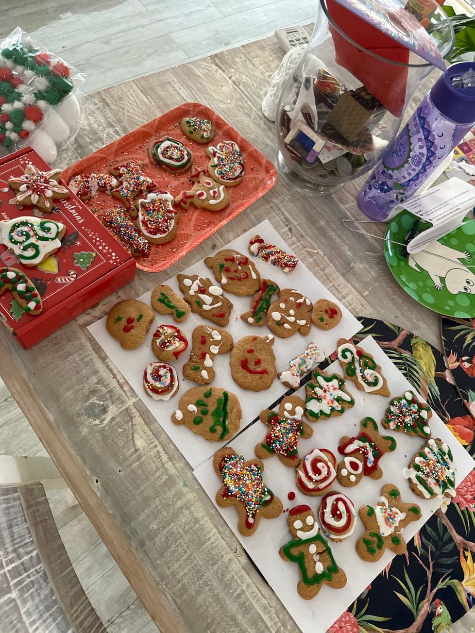 Ariellin lapset pitävät piparkakkujen koristelusta.