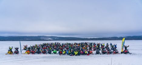 Mona Koskelo järjestää moottorikelkka-ajoja kotikunnassaan Rautavaaralla. Ne pidetään maaliskuun alussa. Viimeksi tapahtumaan osallistui yli 170 henkeä ja yleisöä oli 700–800. Koskelon mukaan vastaavaa tapahtumaa ei ole muualla.