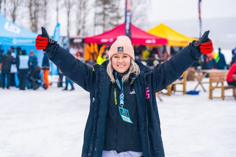 Mona Koskelo tuuletti Kelekka-ajoissa viime maaliskuussa. Tapahtuma on paisunut vuosi vuodelta. Ajojen lisäksi rannassa saa ruokaa, ja ohjelmaa on myös yleisölle. Viimeksi tapahtumaan osallistui yli 170 moottorikelkkailijaa ja yleisöä oli 700–800.