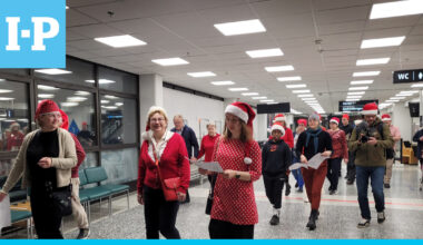 Vuosikymmeniä vanha hyvän mielen perinne herätettiin henkiin – Katso videolta, kuinka aattoaamu valkeni Seinäjoen keskussairaalassa