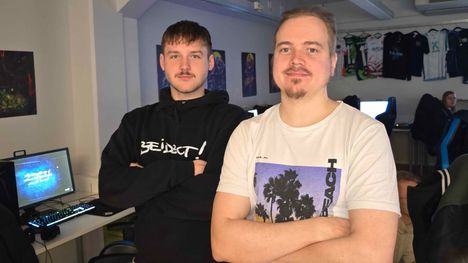 Razinskis kuvattuna yhdessä Esports business -linjan koordinaattorin Janus Pitkäsen kanssa.