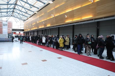 Ruokakassien hakuun oli pitkä jono.