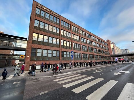 Jono joulujuhlaan kiemurteli pitkälle ulos saakka.