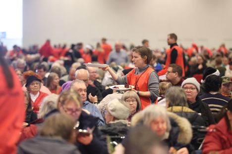 Paikkoja oli alunperin 1 800 osallistujalle, mutta pöytiä lisättiin riittämään noin 2 000 ihmiselle.