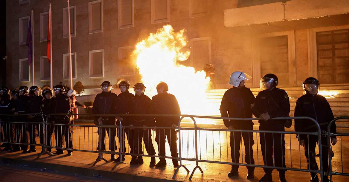 Albanian protestit kuumenevat, pääministerin toimistoon polttopulloja | Uutisia lyhyesti