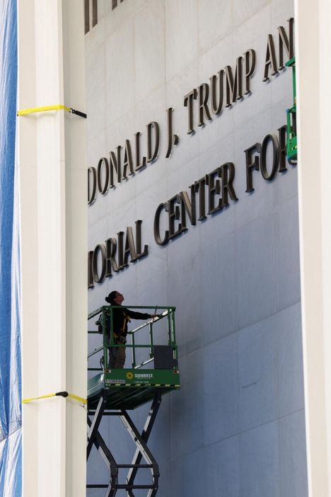 Donald Trump sai oman nimensä ylimmäksi, kun alarivi omistettiin Kennedy Centerin perinteiselle nimelle muutostöissä 19. joulukuuta.