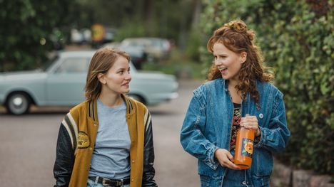 Munkkivuori-sarjan kakkoskaudella Lolaa esittää Rebekka Baer (vas.) ja Ninaa Tinka Andersson.