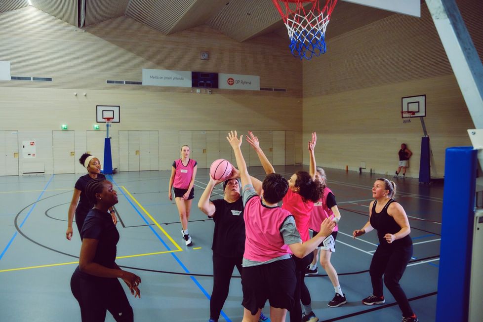 Pinkkibasket tarjoaa harrastusmahdollisuuksia aloittelijoille pääkaupunkiseudulla.
