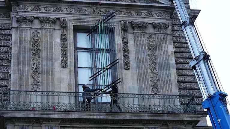 Kaltereita asennetaan Louvren ikkunaan.