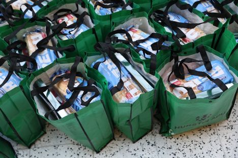 Ruokakassissa oli esimerkiksi leipää, jouluruokaa ja herkkuja.