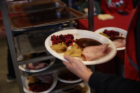 Tällaisen jouluaterian Hurstin Avun juhlassa sai.