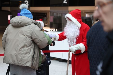 Pieni ihminen sai Joulupukilta pehmeän yllätyksen.