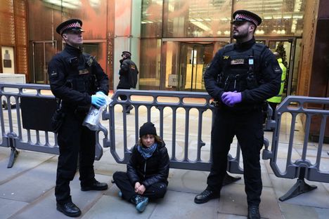 Uutistoimiston mukaan Thunberg otettiin kiinni terrorismilakien perusteella, sillä Britannian hallitus on määrittänyt hänen tukemansa järjestön terroristiryhmäksi.