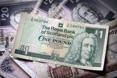 Royal Bank of Scotlandin valikoimiin kuluu yhden punnan setelin lisäksi vitonen, kymppi, kaksikymppinen ja viisikymppinen.