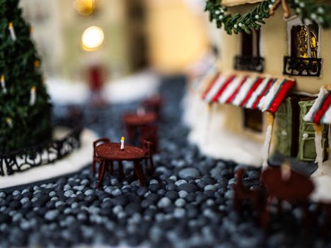 Aukion yksityiskohdat pikeeristä tehtyine terassikalusteineen valmistuivat viimeiseksi.