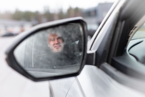 Helminen viettää ison osan automatkoistaan puhelimessa.