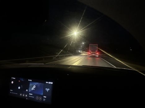 Radio Nostalgia soi, ja Helminen kyttää ohituspaikkaa rekasta. Samalla täytyy pitää silmällä, näkyykö hirviä.