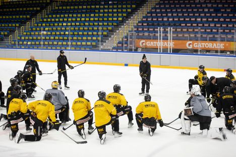 Helminen valmentaa SaiPaa nyt toista kautta. Tänä syksynä hän teki myös ensi kauden kattavan sopimuksen seuran kanssa. Siis jo kolmannen yhden vuoden sopimuksen Lappeenrantaan.