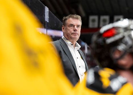 Viime kauden päätteeksi Helminen palkittiin SM-liigan Vuoden valmentajana.