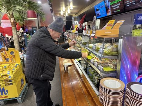 Helminen teki poikkeuksen ja jätti tällä kertaa eväsleivät matkasta.