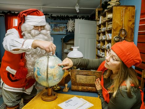 Lapissa alkoi tänä syksynä Suomen ensimmäinen oppilaitoksessa annettava tonttukoulutus, joka vastaa matkailualan kasvavaan työvoimatarpeeseen. Asiasta uutisoi Helsingin Sanomat.