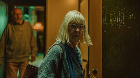 Inkeri (Leena Uotila) yrittää tehdä selkoa vuosistaan väkivaltaisen aviomiehen Tapion (Heikki Nousiainen) kanssa.