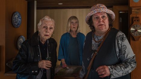 Raili (Seela Sella) kiusaa, Inkeri (Leena Uotila) ihmettelee ja Kerttu (Sanna-Kaisa Palo) alistuu osaansa.