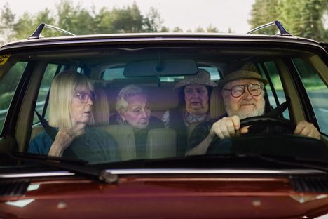 Matkan varrelta mummojen (Leena Uotila, Seela Sella ja Sanna-Kaisa Palo) matkaan tarttuu torikauppias Matti (Eero Saarinen).