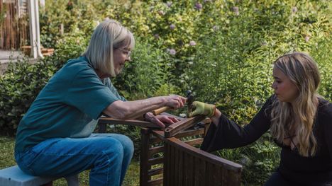 Linnea Skog (oik.) palaa Inkerin (Leena Uotila) tyttärentyttären Rosan rooliin.